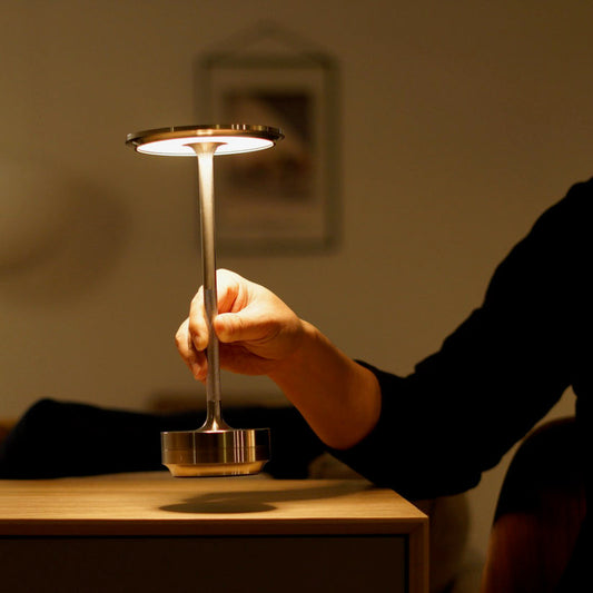 Luminara™ – Lampe de Table Élégante et Moderne